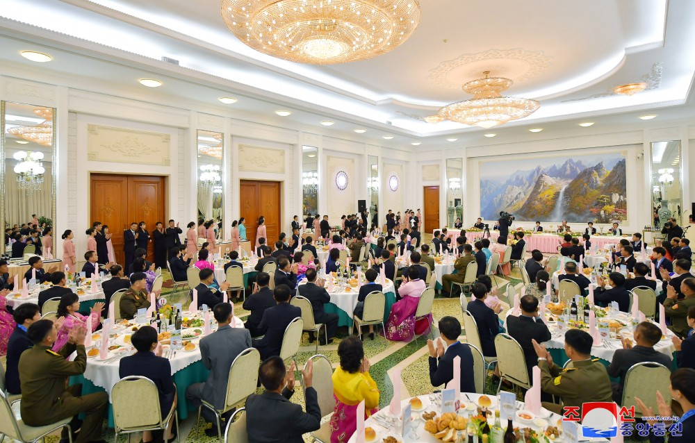 DPRK Cabinet Hosts Reception for Women Footballers