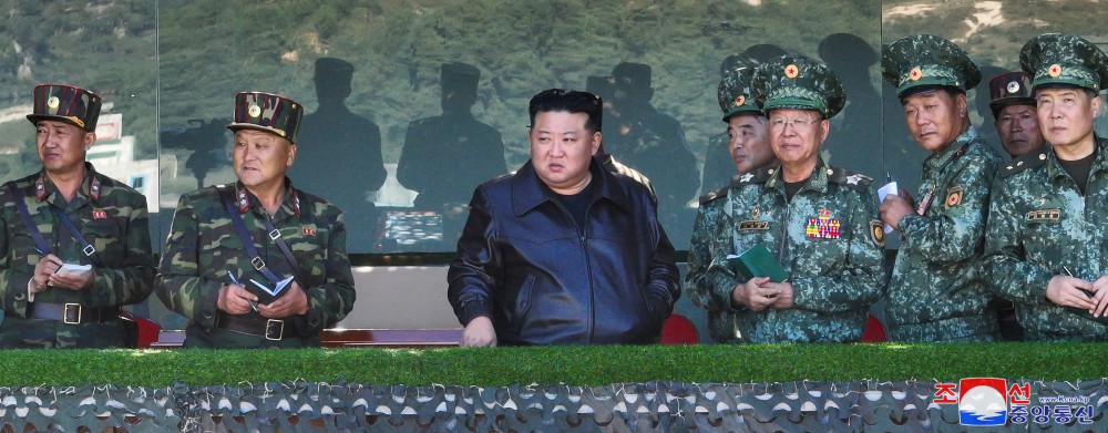 Estimado compañero Kim Jong Un inspecciona la base de entrenamiento de una unidad de operación especial del EPC en región occidental