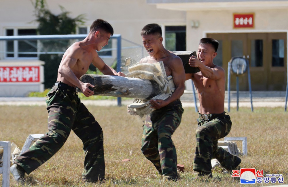 Estimado compañero Kim Jong Un inspecciona la base de entrenamiento de una unidad de operación especial del EPC en región occidental