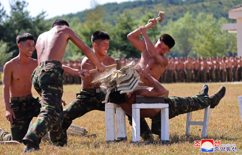 Estimado compañero Kim Jong Un inspecciona la base de entrenamiento de una unidad de operación especial del EPC en región occidental