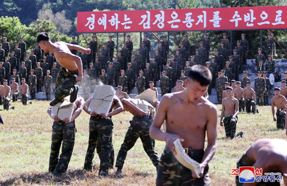 Estimado compañero Kim Jong Un inspecciona la base de entrenamiento de una unidad de operación especial del EPC en región occidental