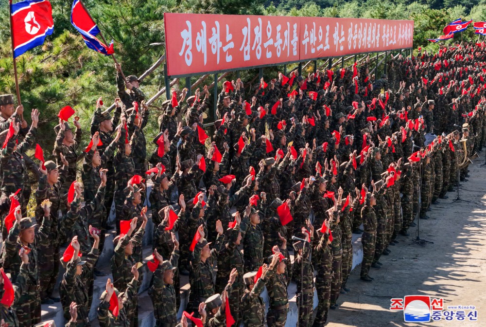 Estimado compañero Kim Jong Un inspecciona la base de entrenamiento de una unidad de operación especial del EPC en región occidental