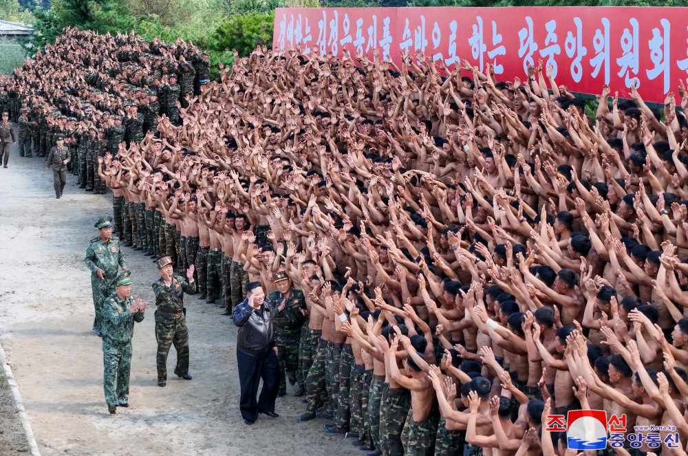 Estimado compañero Kim Jong Un inspecciona la base de entrenamiento de una unidad de operación especial del EPC en región occidental