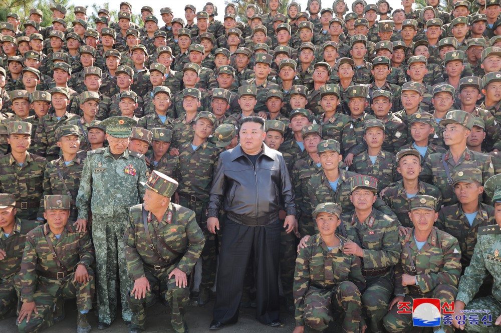 Estimado compañero Kim Jong Un inspecciona la base de entrenamiento de una unidad de operación especial del EPC en región occidental