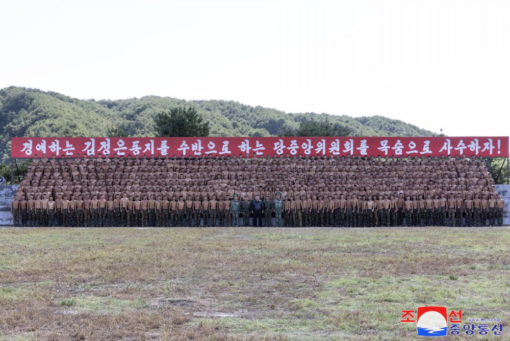 Estimado compañero Kim Jong Un inspecciona la base de entrenamiento de una unidad de operación especial del EPC en región occidental