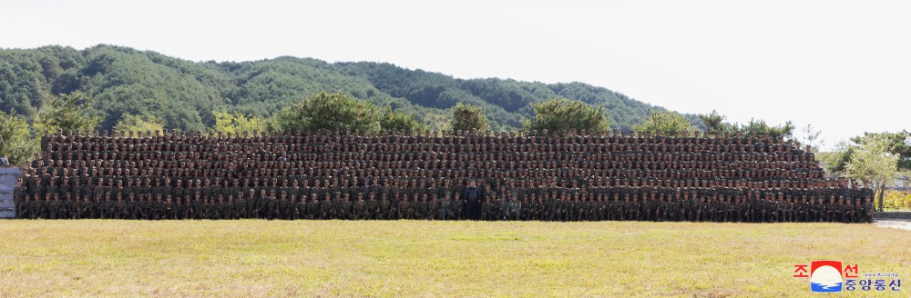 Estimado compañero Kim Jong Un inspecciona la base de entrenamiento de una unidad de operación especial del EPC en región occidental