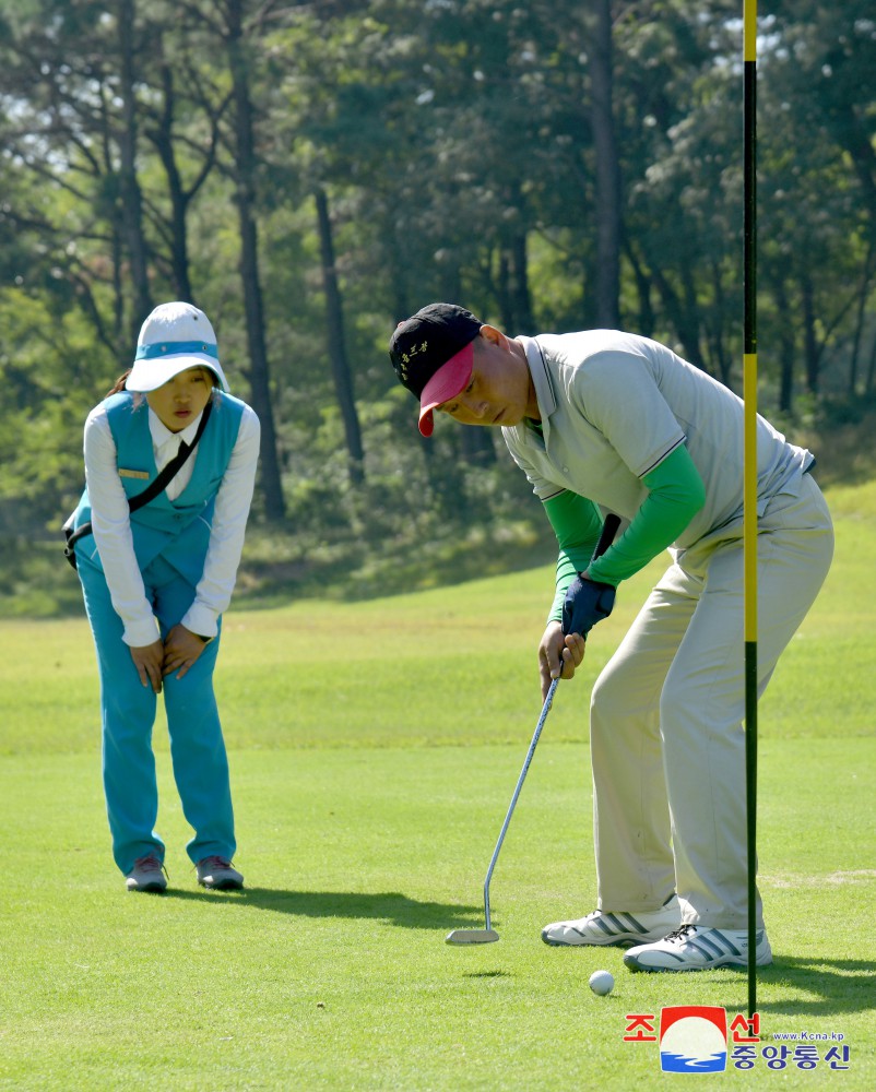 Autumn Golf Fan Contest Held in DPRK