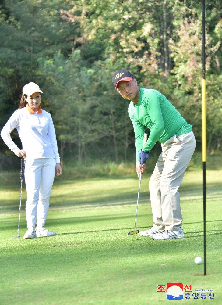 Autumn Golf Fan Contest Held in DPRK