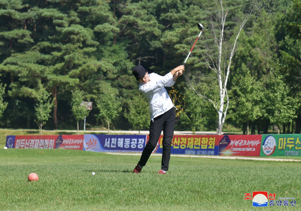 Autumn Golf Fan Contest Held in DPRK