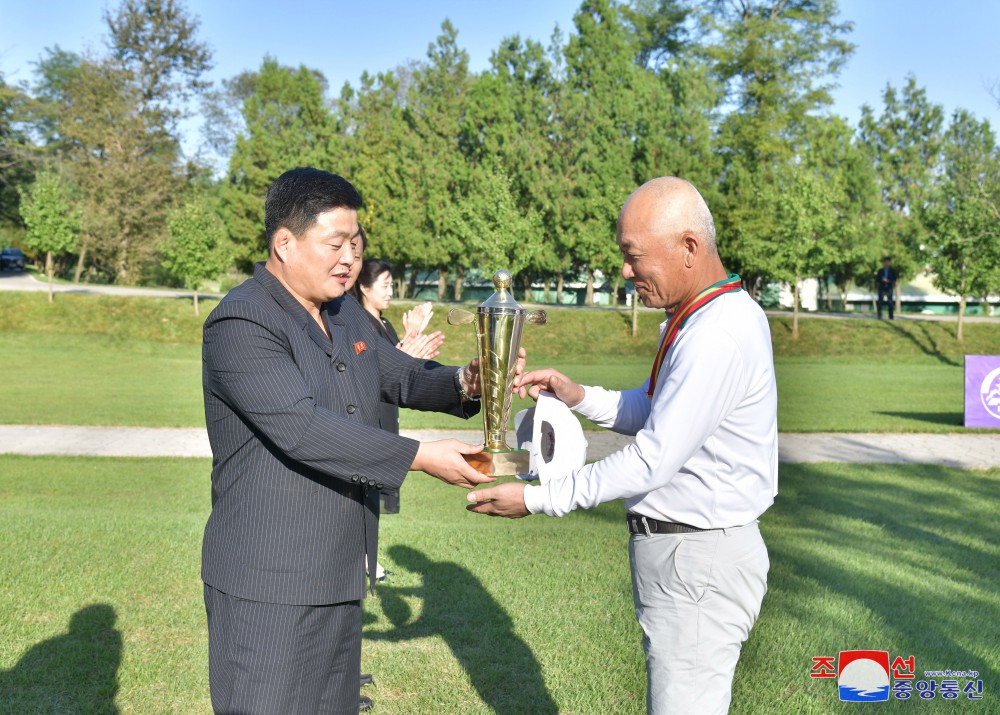 Autumn Golf Fan Contest Held in DPRK