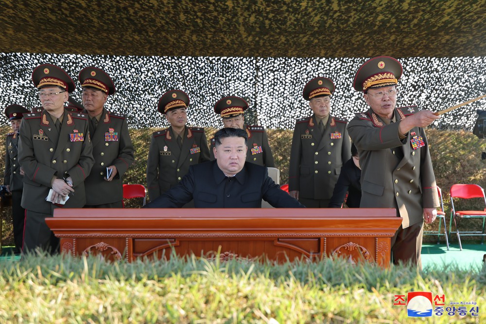 경애하는 김정은동지께서 오진우명칭 포병종합군관학교 졸업생들의 포실탄사격훈련을 현지에서 지도하시였다