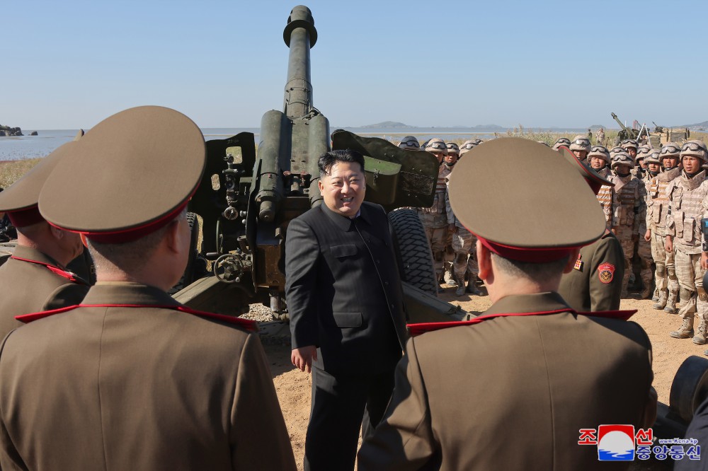 경애하는 김정은동지께서 오진우명칭 포병종합군관학교 졸업생들의 포실탄사격훈련을 현지에서 지도하시였다