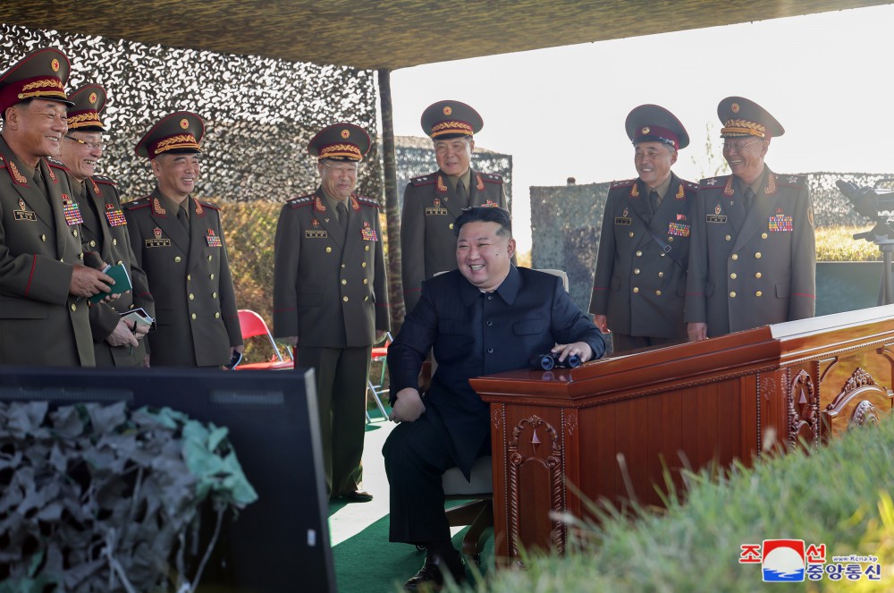 경애하는 김정은동지께서 오진우명칭 포병종합군관학교 졸업생들의 포실탄사격훈련을 현지에서 지도하시였다