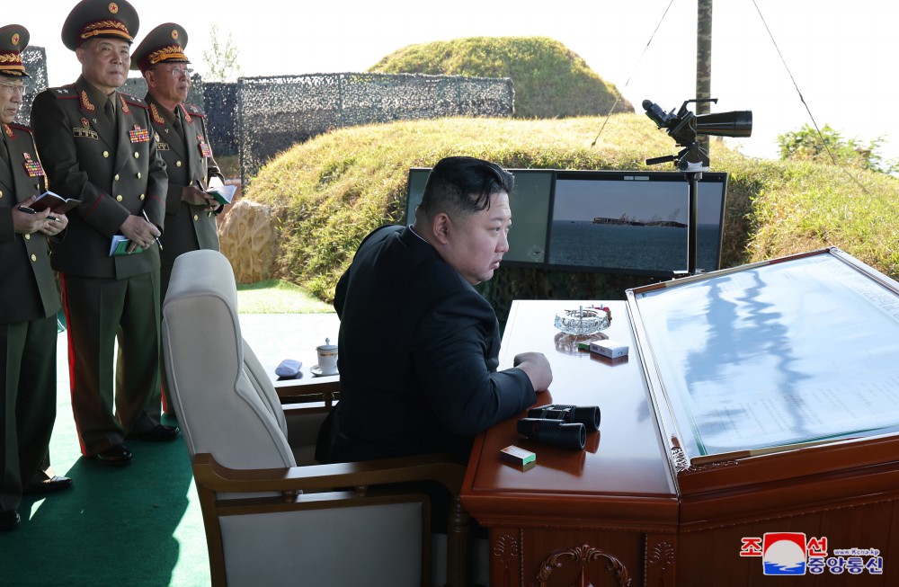 경애하는 김정은동지께서 오진우명칭 포병종합군관학교 졸업생들의 포실탄사격훈련을 현지에서 지도하시였다