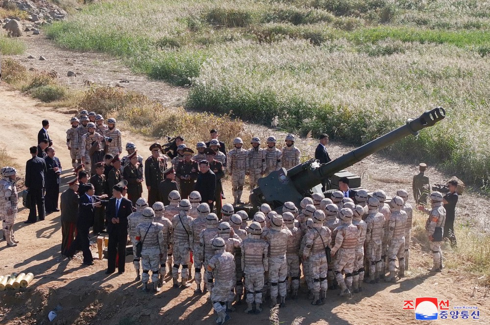 Estimado compañero Kim Jong Un dirige prueba de graduados de la Escuela General de Oficiales Artilleros O Jin U