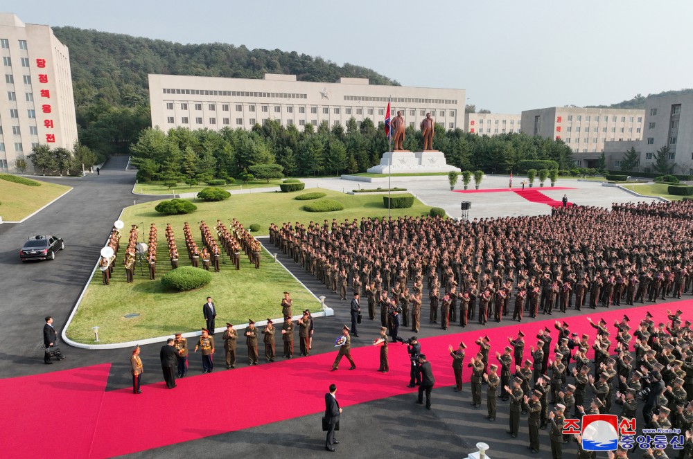 Estimado compañero Kim Jong Un visita la Universidad de Defensa Nacional Kim Jong Un que cumple el aniversario 60 de su fundación