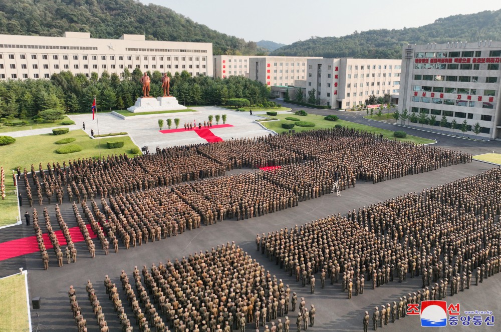 경애하는 김정은동지께서 창립 60돐을 맞는 김정은국방종합대학을 축하방문하시였다