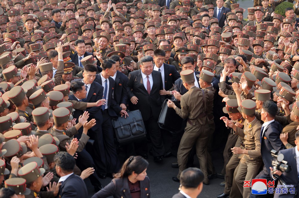 Estimado compañero Kim Jong Un visita la Universidad de Defensa Nacional Kim Jong Un que cumple el aniversario 60 de su fundación