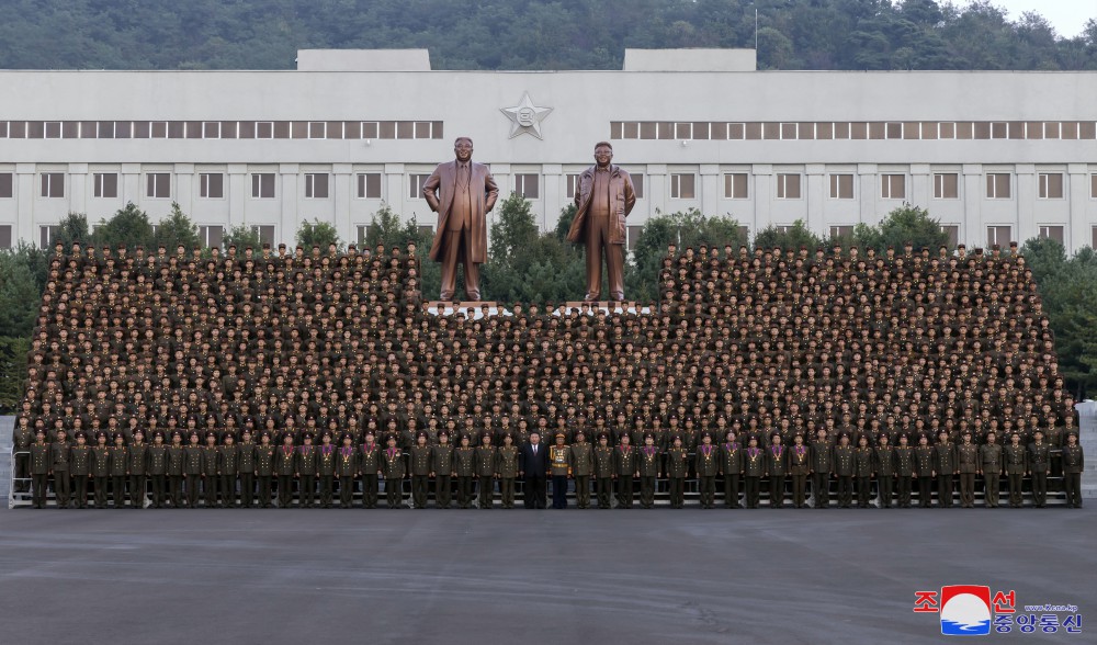 Estimado compañero Kim Jong Un visita la Universidad de Defensa Nacional Kim Jong Un que cumple el aniversario 60 de su fundación