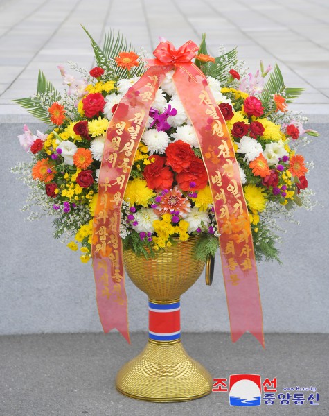 Floral Baskets to Statues of Great Leaders from Abroad