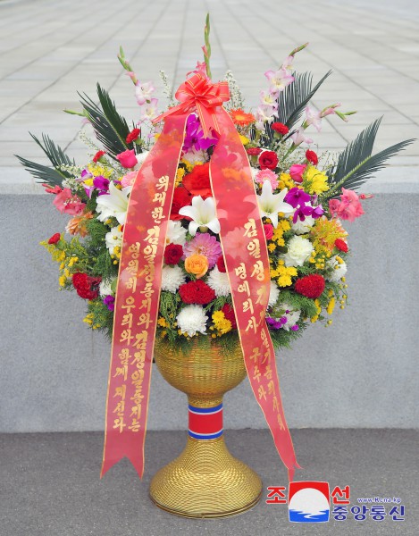 Floral Baskets to Statues of Great Leaders from Abroad