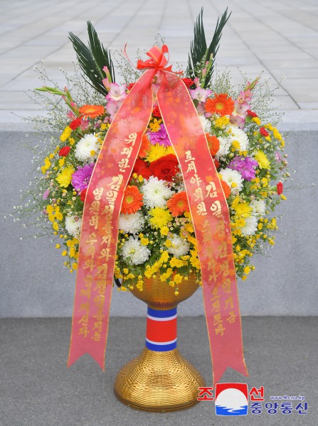 Floral Baskets to Statues of Great Leaders from Abroad