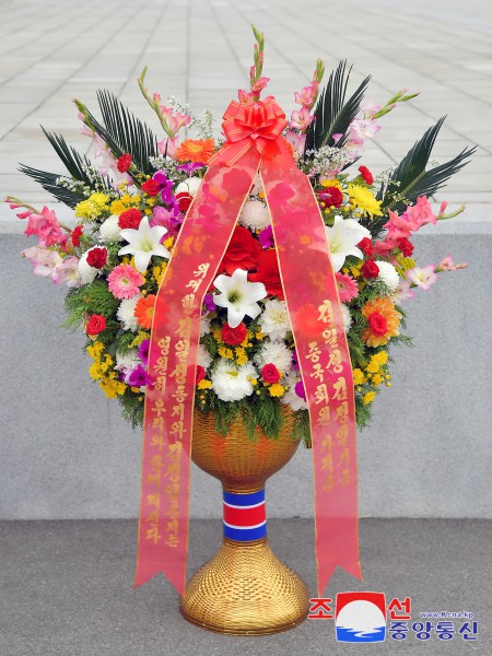 Floral Baskets to Statues of Great Leaders from Abroad