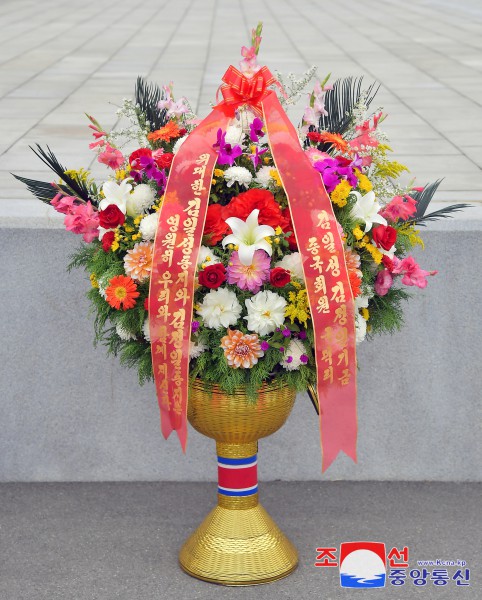 Floral Baskets to Statues of Great Leaders from Abroad