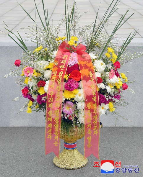 Floral Baskets to Statues of Great Leaders from Abroad