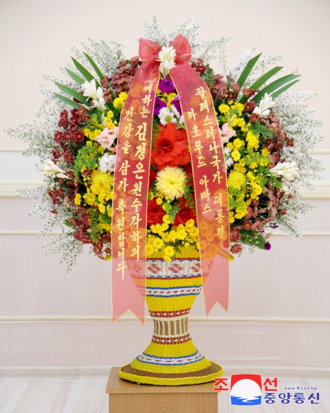 Respected Comrade Kim Jong Un Receives Floral Basket from Palestinian President