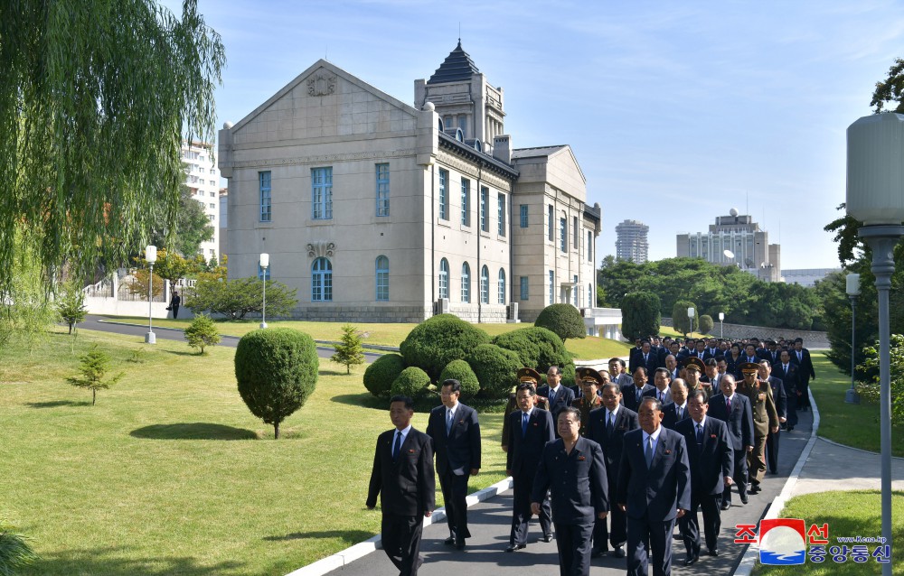 Members of Party Central Leadership Body Visit Revolutionary Site for Party Foundation