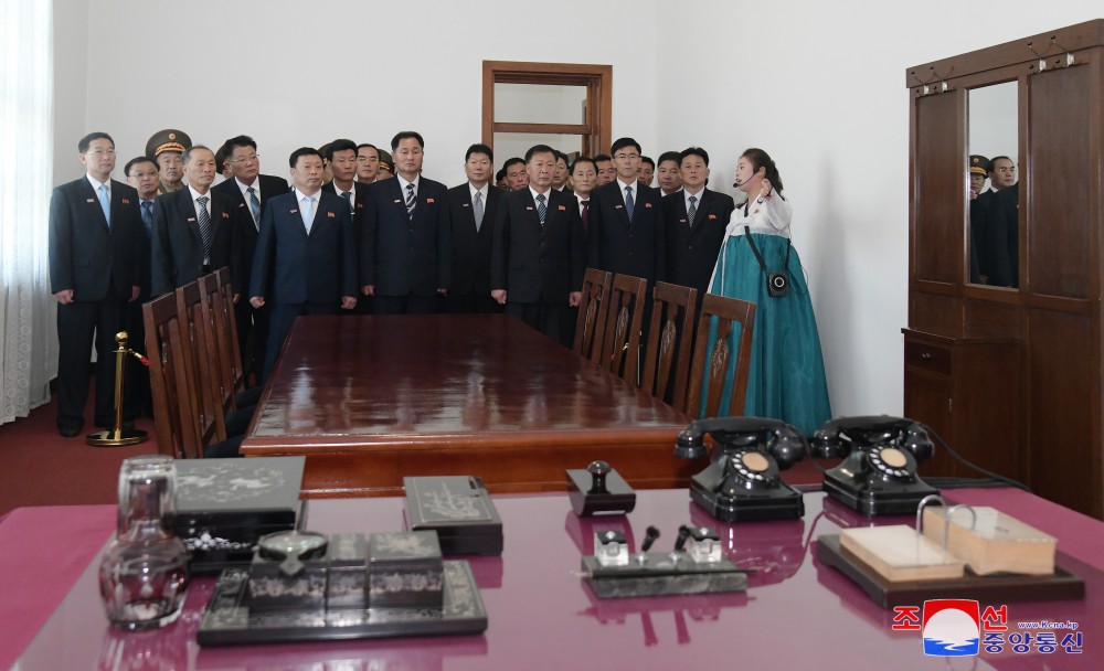 Members of Party Central Leadership Body Visit Revolutionary Site for Party Foundation