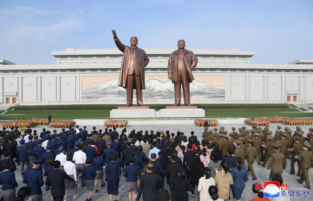 위대한 수령 김일성동지와 위대한 령도자 김정일동지의 동상에 일군들과 근로자들, 인민군장병들과 청소년학생들 꽃바구니 진정