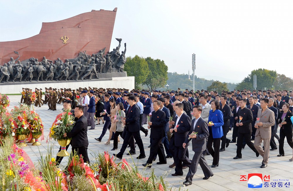 위대한 수령 김일성동지와 위대한 령도자 김정일동지의 동상에 일군들과 근로자들, 인민군장병들과 청소년학생들 꽃바구니 진정