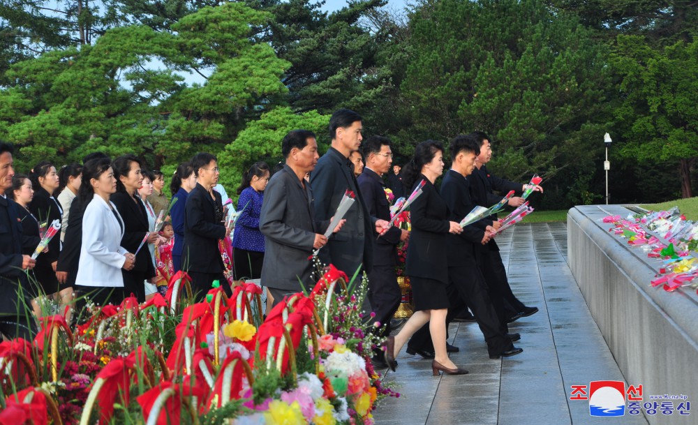 위대한 수령 김일성동지와 위대한 령도자 김정일동지의 동상에 일군들과 근로자들, 인민군장병들과 청소년학생들 꽃바구니 진정