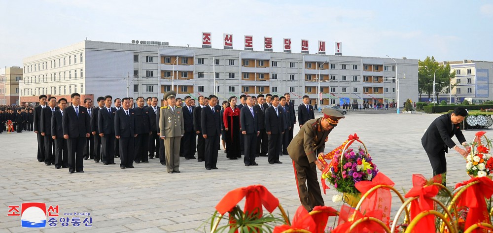 DPRK People Pay Floral Tribute to Statues of Great leaders