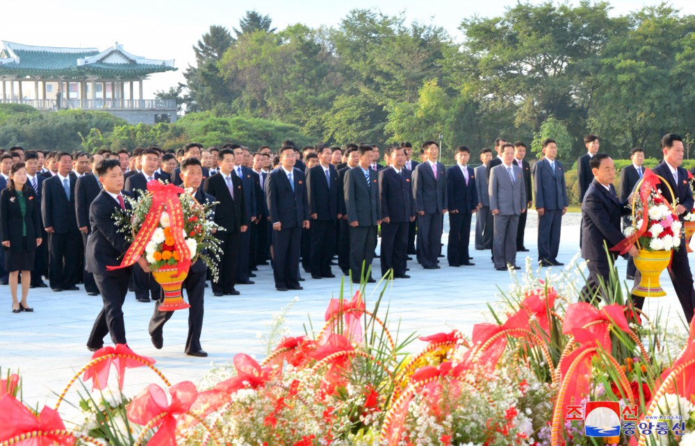 위대한 수령 김일성동지와 위대한 령도자 김정일동지의 동상에 일군들과 근로자들, 인민군장병들과 청소년학생들 꽃바구니 진정