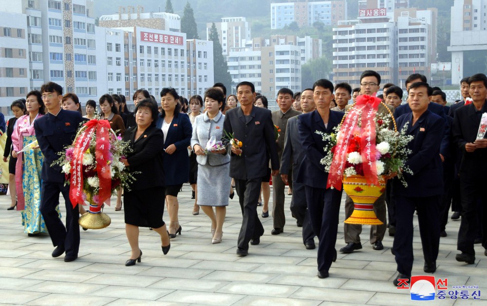 DPRK People Pay Floral Tribute to Statues of Great leaders