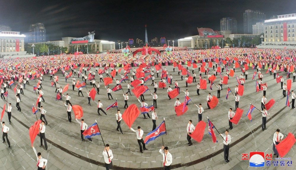 청년학생들의 야회 및 축포발사 진행