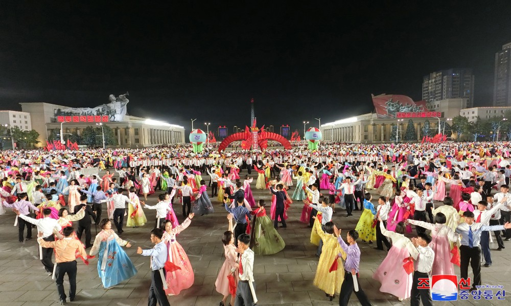 청년학생들의 야회 및 축포발사 진행