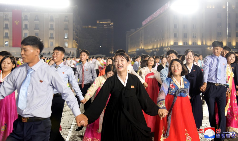 청년학생들의 야회 및 축포발사 진행