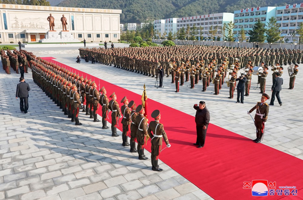 敬爱的金正恩同志访问朝鲜人民军第二军指挥部