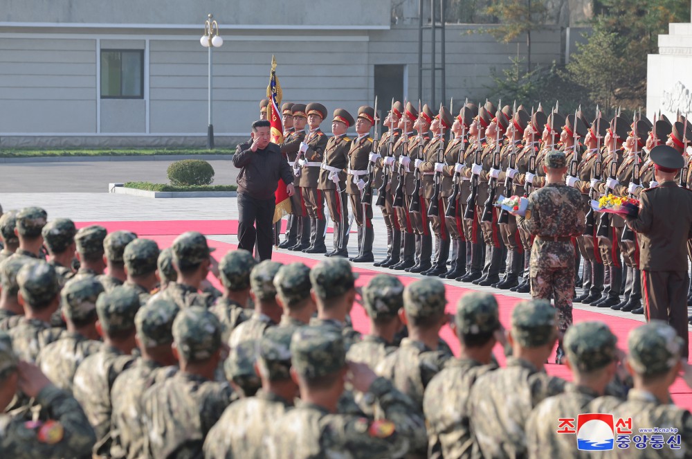 敬爱的金正恩同志访问朝鲜人民军第二军指挥部