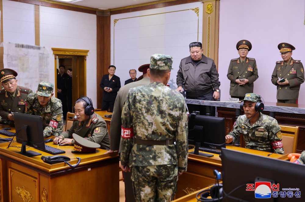 경애하는 김정은동지께서 조선인민군 제2군단 지휘부를 방문하시였다