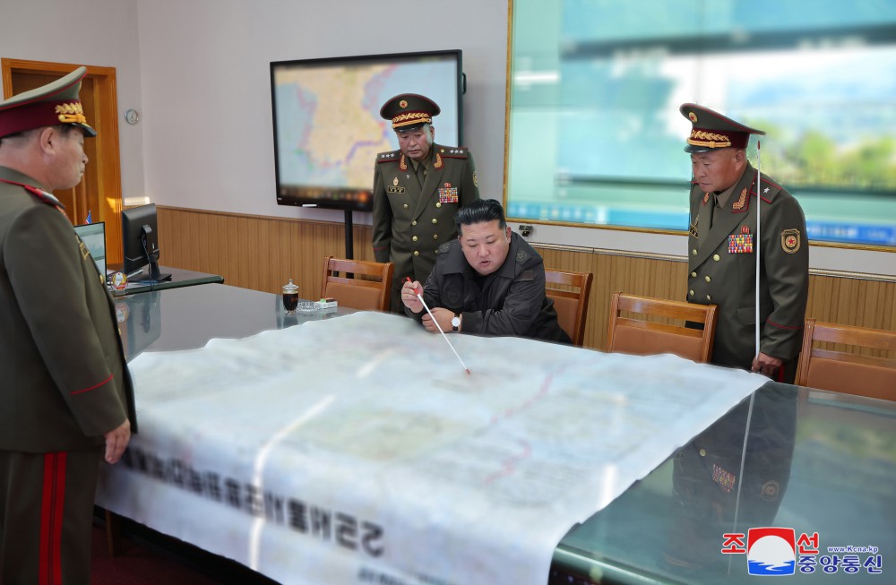 Estimado compañero Kim Jong Un inspecciona la comandancia del Cuerpo no.2 del EPC