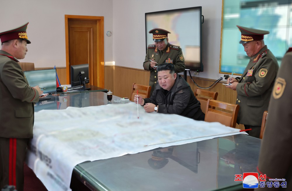 Estimado compañero Kim Jong Un inspecciona la comandancia del Cuerpo no.2 del EPC