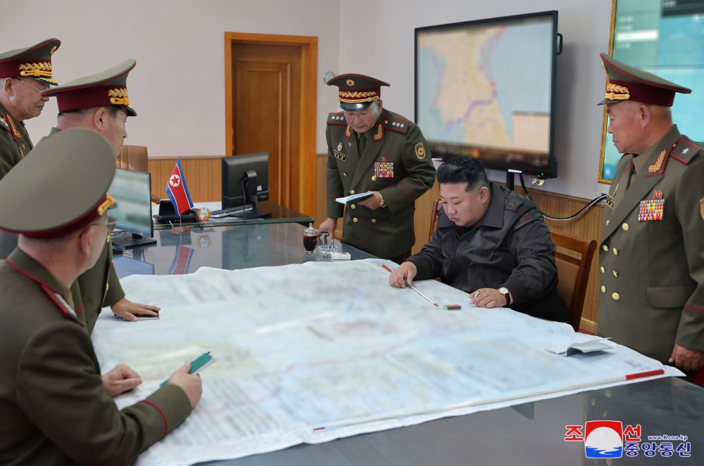 Estimado compañero Kim Jong Un inspecciona la comandancia del Cuerpo no.2 del EPC