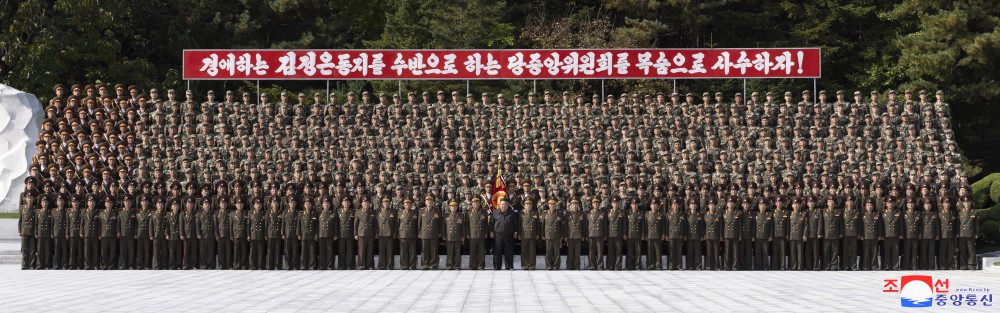 경애하는 김정은동지께서 조선인민군 제2군단 지휘부를 방문하시였다