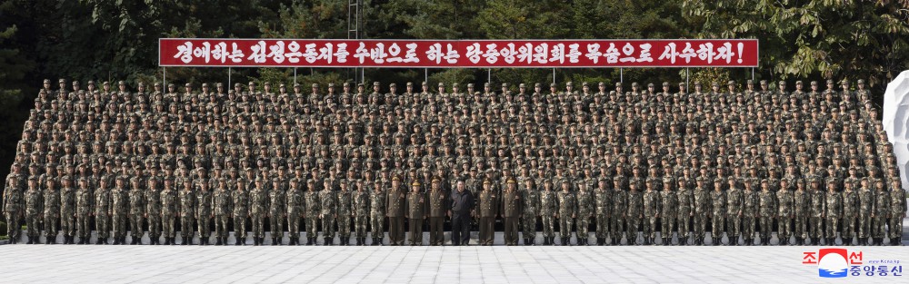 경애하는 김정은동지께서 조선인민군 제2군단 지휘부를 방문하시였다