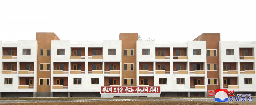 Farmers Move into New Houses in DPRK